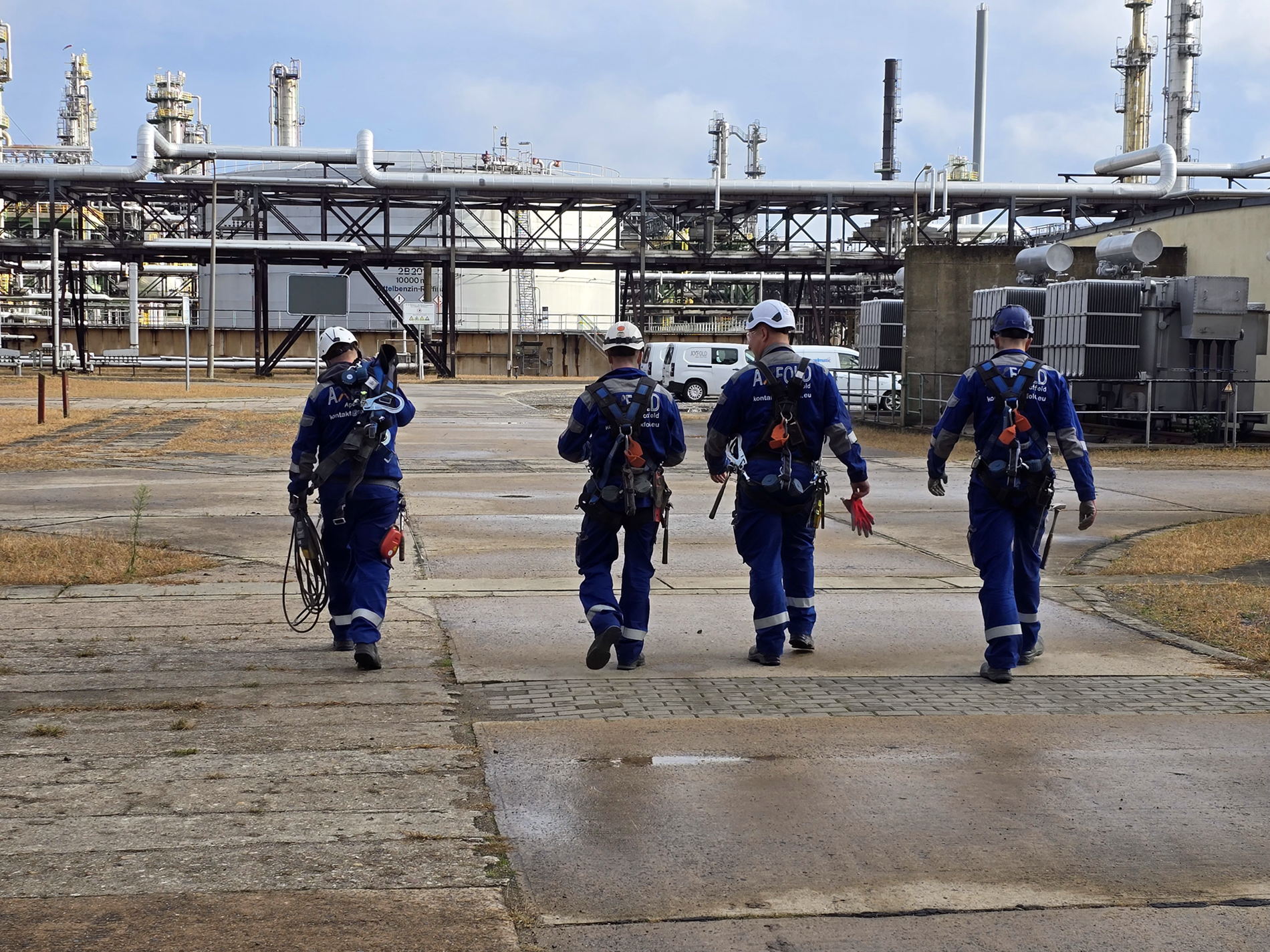 AXFOLD Professional Team - Industrial Scaffolding Excellence